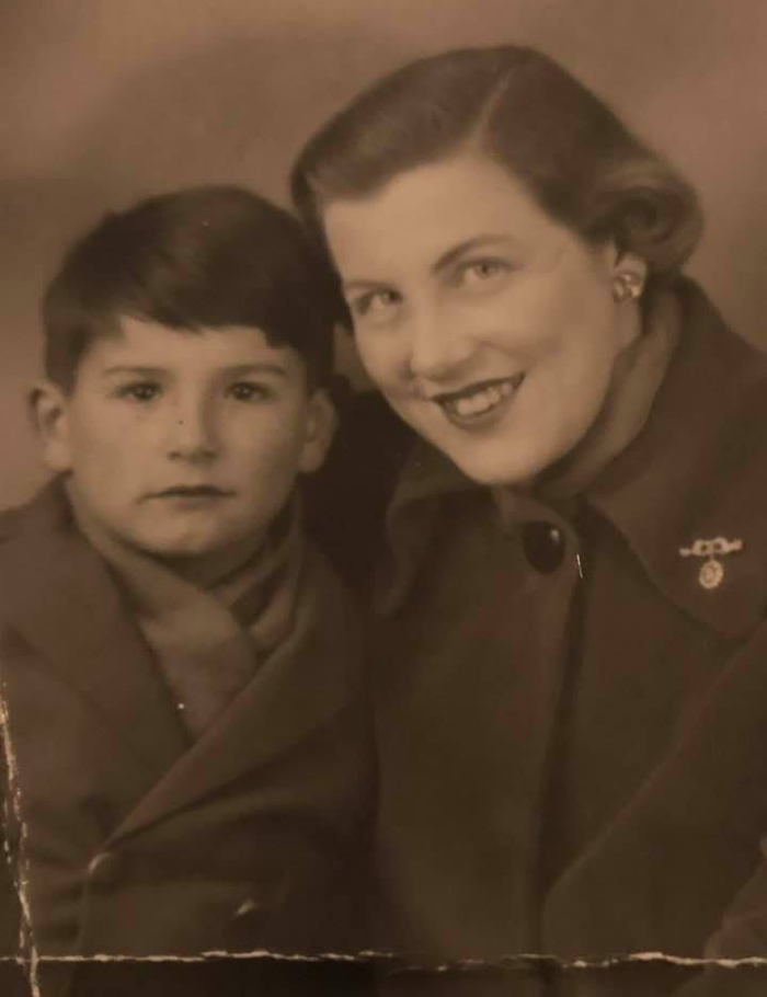 Neil se svou starší sestrou