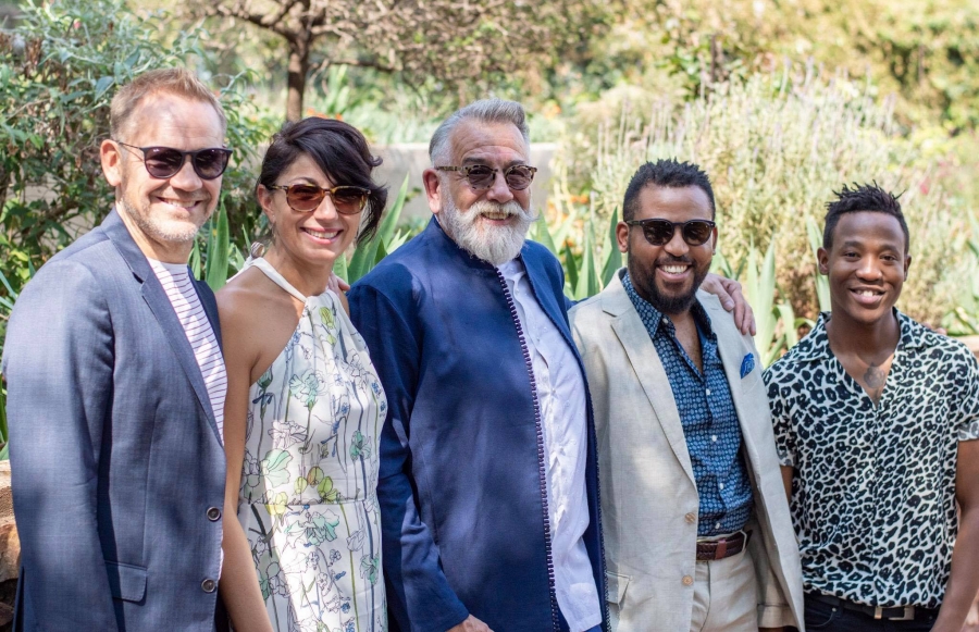 Neil, Mongezi a svatebčané